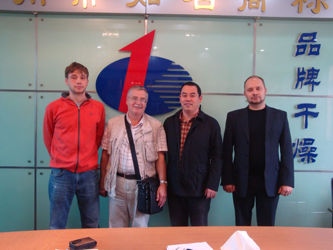 董事長(cháng)王榮華與客人進(jìn)行了合影留念